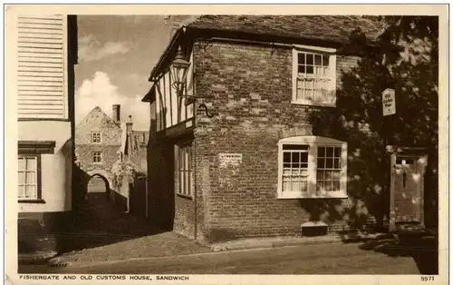 Sandwich - Fishergate and old Customs House -131278