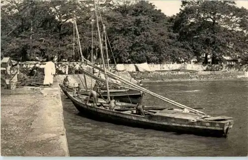 Pirogue au Port -183234