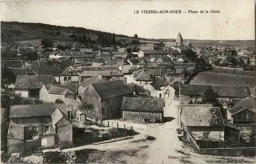 Le Mesnil sur Oger - Place de la Gloie -27544