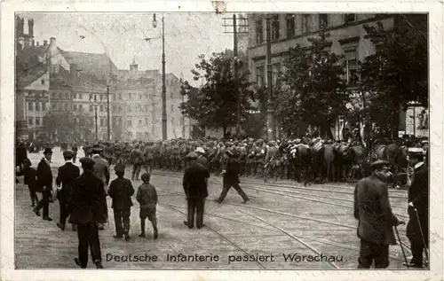 Deutsche Infanterie pssiert Warschau -230504