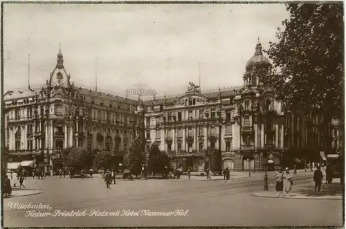 Wiesbaden, Kaiser-Friedrich-Platz mit Hotel Nassauer Hof -392510