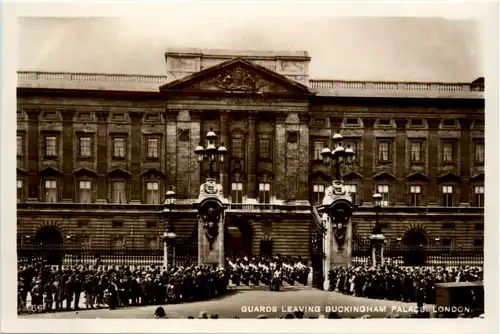 London - Guards leaving Buckingham Palace -469766