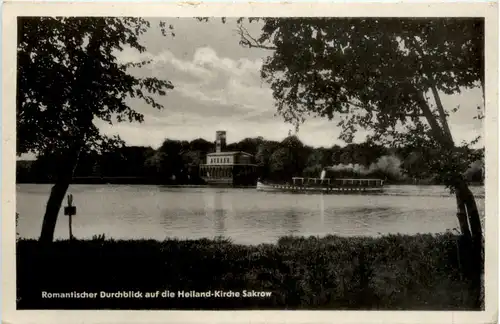 Romantischer Durchblickauf die Heiland-Kirche Sakrow -376682