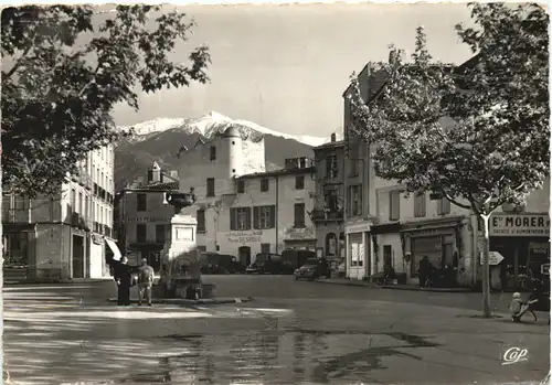 Grades - Place de la Republique -679412