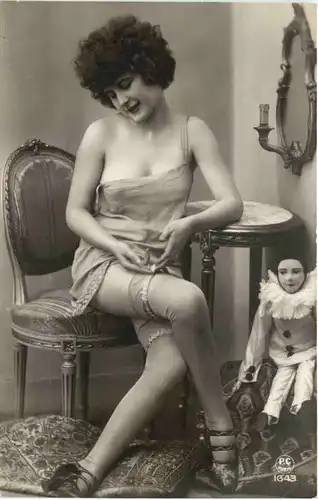 Erotik - Frau mit Puppe - PC Paris Verlag -721558