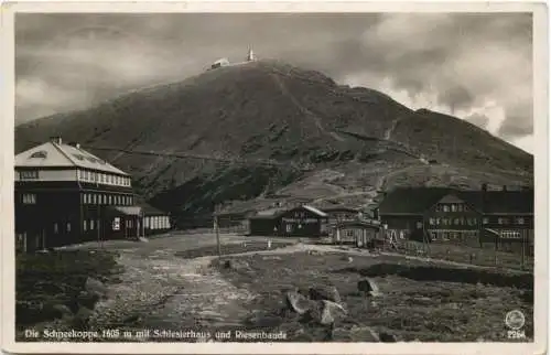 Die Schneekoppe mit Schlesierhaus und Riesenbaude -731838