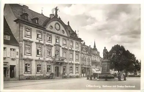 Offenburg - Rathaus mit Drake Denkmal -734558
