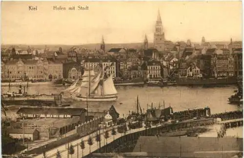 Kiel - HAfen mit Stadt -755836