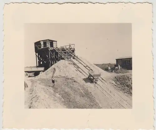 (F30907) Orig. Foto Kiesgrube Nobitz 1939, Feldbahn-Lore an Befüllstation