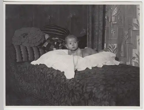 (F7672) Orig. Foto Baby Hans Albrecht (Ludwigsburg) liegt auf Bett, 2.1.1930