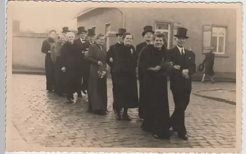 (F3470) Orig. Foto festl. Umzug, Herren m. Zylinder, Helbra 1950/60er