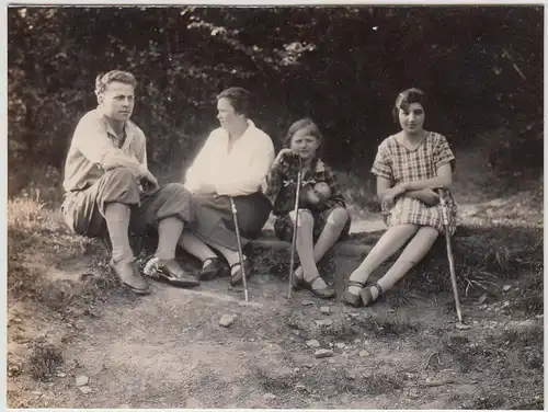 (F28547) Orig. Foto Wanderer machen Rast, unterwegs in Thüringen 1929