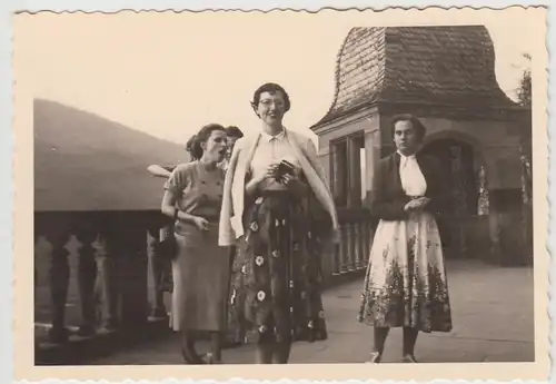 (F28261) Orig. Foto Heidelberg, Frauen am Schloss 1956