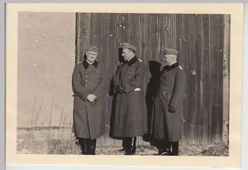 (F26837) Orig. Foto deutsche Soldaten an einem Scheunentor 1940