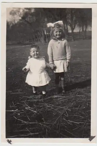 (F25967) Orig. Foto kleine Kinder im Freien, Junge im Taufkleid 1929