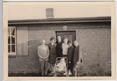 (F25257) Orig. Foto Personen m. Kinderwagen vor einem Gebäude 1950/60er