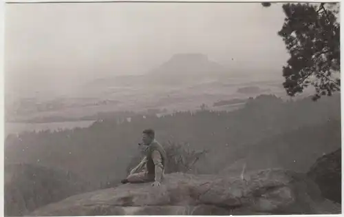 (F25104) Orig. Foto Mann i.d. Sächsischen Schweiz, Lilienstein 1937