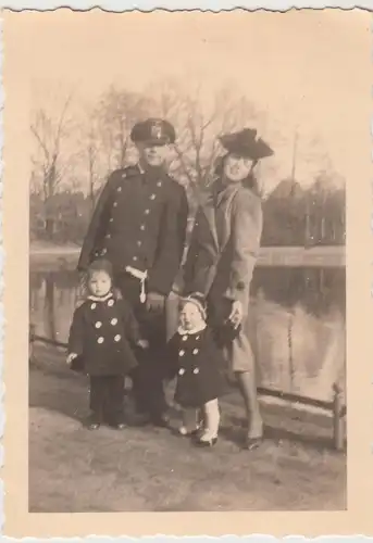 (F24774) Orig. Foto Kiel, Familie im Schwanenseepark 1941