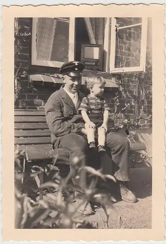 (F24752) Orig. Foto Kiel, Mann mit Kind am Wohnhaus in Kollhorst 1940