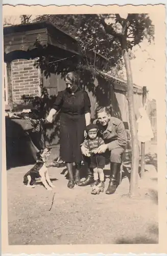 (F24751) Orig. Foto Kiel, Personen mit Hund in Kollhorst 1940