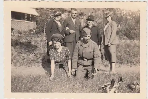 (F24747) Orig. Foto Kiel Kollhorst, Personen m. Enten auf der Waldwiese 1940