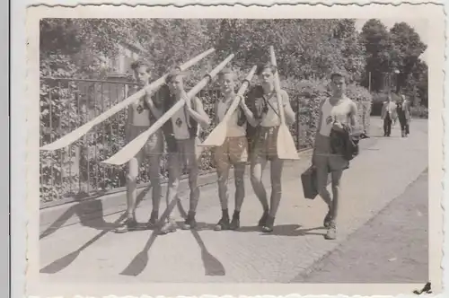 (F22368) Orig. Foto Ruder-Mannschaft a. Torgau m. Paddeln a. Straße 1950er