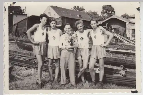 (F22361) Orig. Foto Sport-Ruder-Mannschaft a. Torgau im Dress 1950er