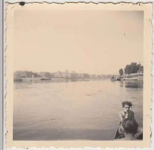 (F22332) Orig. Foto Partie auf der Elbe, Sport-Ruderer aus Torgau 1950er