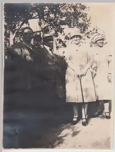 (F21838) Orig. Foto Personen im Freien, Spaziergang 1920er