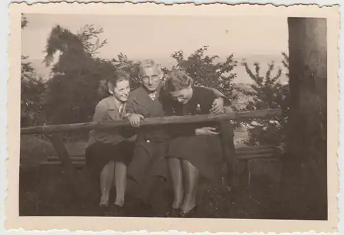 (F19570) Orig. Foto Personen im Freien auf einer Bank 1930er