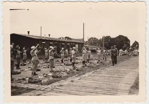 (F16759) Orig. Foto RAD Lager, Kontrolle Marschgepäck 1933-45