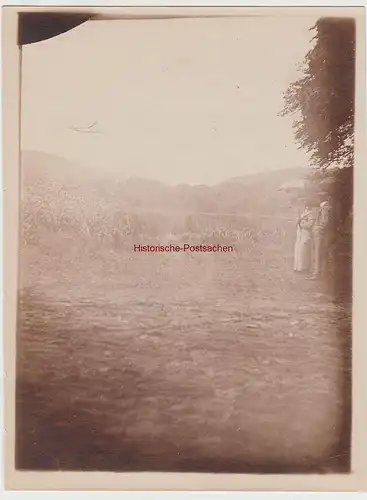 (F15345) Orig. Foto Personen mit Regenschirm im Freien 1910er