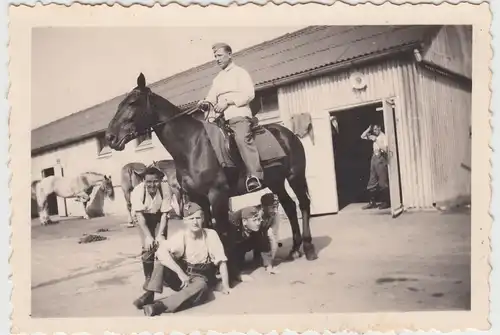 (F14413) Orig. Foto deutsche Soldaten m. Pferd vor Lagerhalle / Stall 1940er