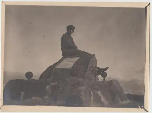 (F14349) Orig. Foto Sonderburg, junger Mann Hans Schultz sitzt a. e. Düppeldenkm