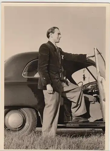 (F13795) Orig. Foto Spazierfahrt mit dem Automobil 1952, Herr am Wagen