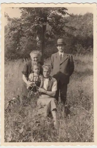 (F13762) Orig. Foto Personen mit Kind im Freien, Spaziergang 1940/50er