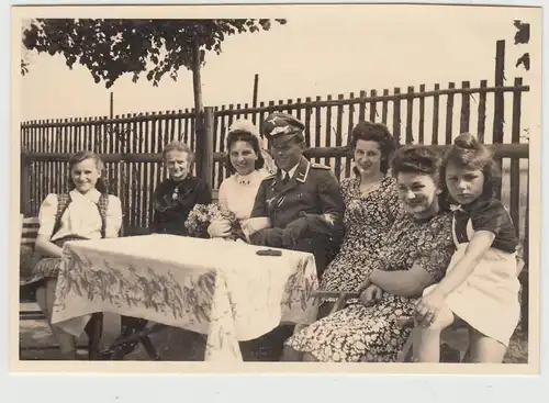 (F13679) Orig. Foto Hochzeit deutscher Soldat 15.5.1943, Personen am Tisch