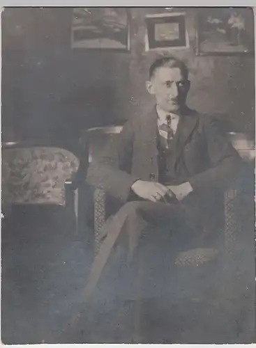 (F13229) Orig. Foto Herr sitzt im Sessel 1920er