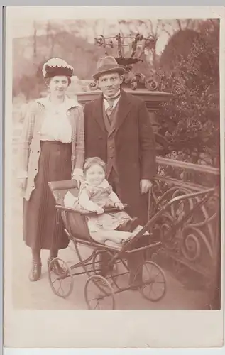 (F13134) Orig. Foto Familie mit Kleinkind im Kinderwagen, 1920er