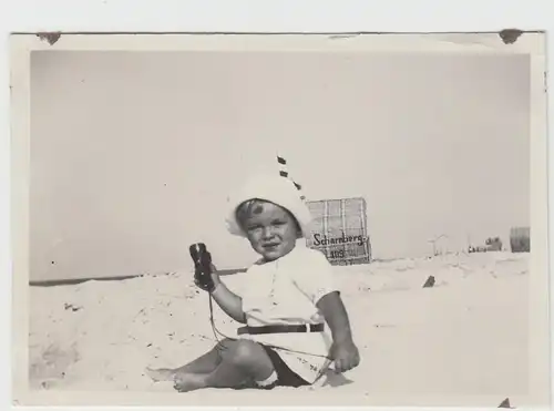 (F13113) Orig. Foto Ostseebad Prerow, Kleinkind mit Fernglas am Strand 1930