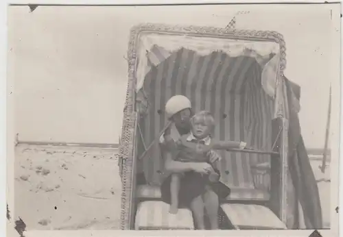 (F13111) Orig. Foto Ostseebad Prerow, Frau mit Kind im Strandkorb, 1930