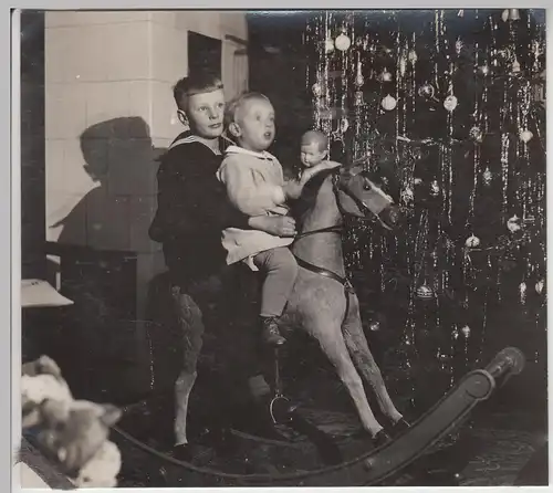 (F13108) Orig. Foto Weihnachten 1930, Kinder sitzen auf Schaukelpferd