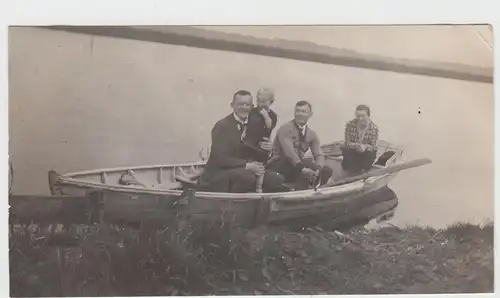 (F12958) Orig. Foto Personen in einem Ruderboot am Ufer 1927