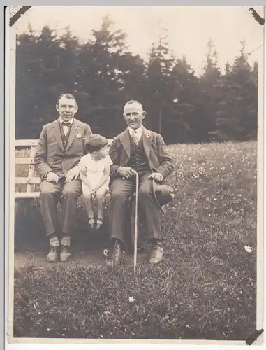 (F12680) Orig. Foto Männer mit Kind auf Bank im Freien (Onkel Alfred u. Helmut)