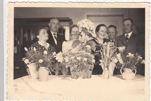 (F12545) Orig. Foto Leipzig Borsdorf, Gruppenbild mit Blumen a. Tisch 1941