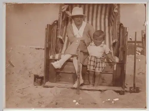 (F12474) Orig. Foto Frau mit kleinem Kind im Strandkorb 1920er