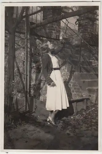 (F12468) Orig. Foto junge Frau an Treppe im Freien 1930er