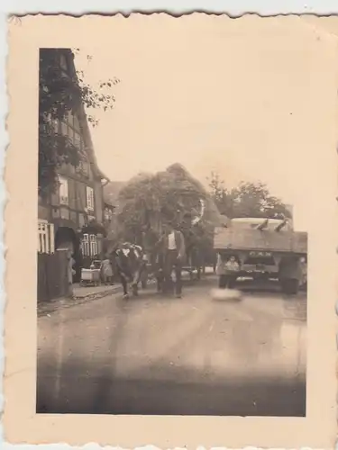 (F12148) Orig. Foto Ochsengespann mit Heufuder trifft auf Lkw, 1930er