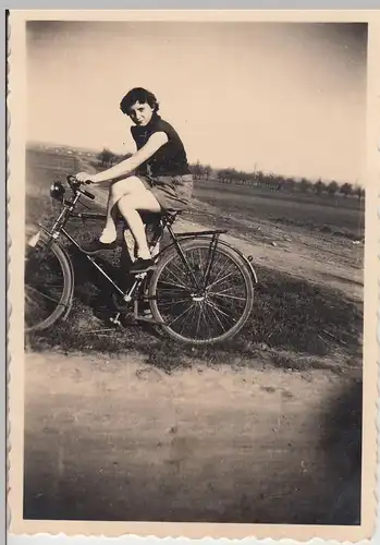 (F12010) Orig. Foto junge Frau Ingrid Lukes (16J.) auf Fahrrad 1955, Halberstadt