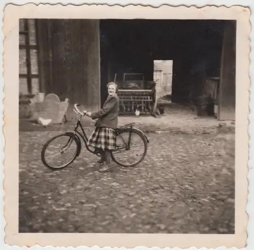 (F11978) Orig. Foto Halberstadt, junge Dame m. Fahrrad vor Scheunentor 1954
